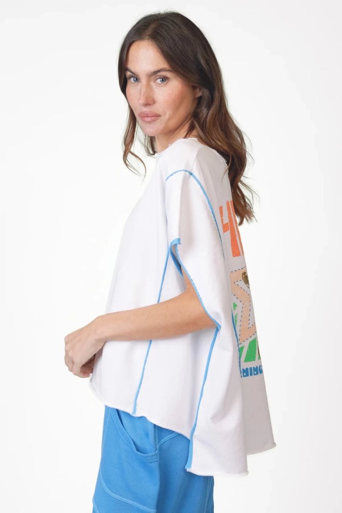 Love Joy Victory Oversize T-Shirt Unity Print Weiß Model 3