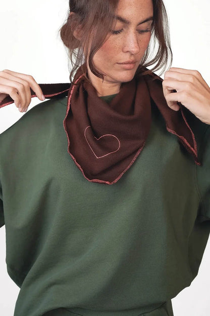 Love Joy Victory Dreieckstuch Mari Braun Bitter Chocolate mit Herzstickerei und Raw-Edge-Kanten Baumwolle Model 2