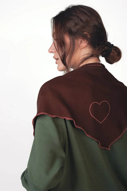 Love Joy Victory Dreieckstuch Mari Braun Bitter Chocolate mit Herzstickerei und Raw-Edge-Kanten Baumwolle Model 4