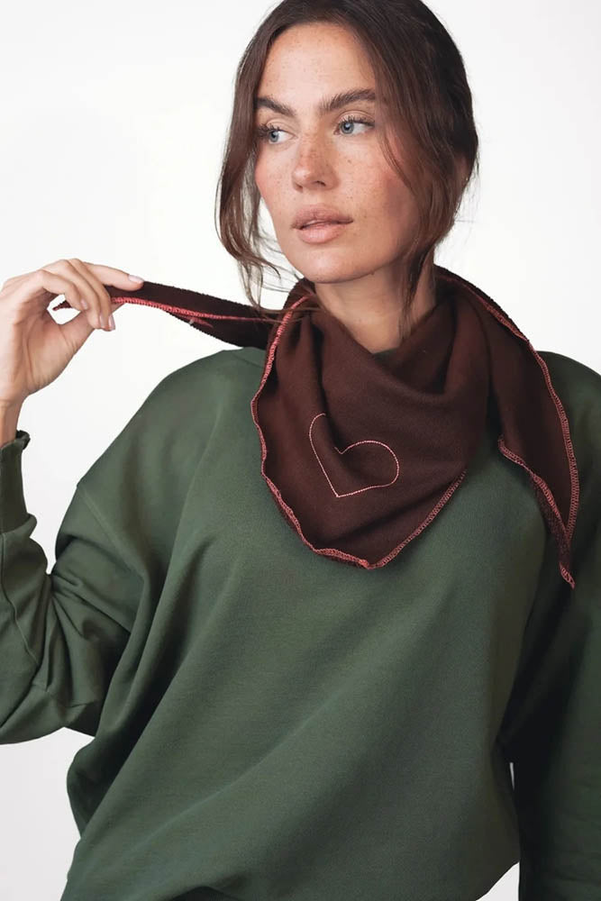 Love Joy Victory Dreieckstuch Mari Braun Bitter Chocolate mit Herzstickerei und Raw-Edge-Kanten Baumwolle Model