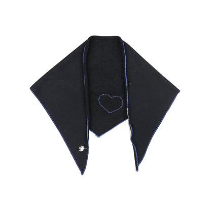 Love Joy Victory Dreieckstuch Mari Schwarz Blau mit Herzstickerei und Raw-Edge-Kanten