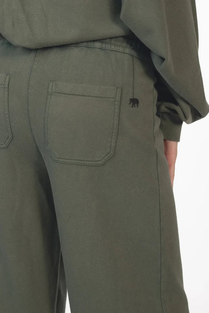 Love Joy Victory Sweathose Albany Thyme Olivgrün Straight-leg-Fit Bio-Baumwolle Detail 2