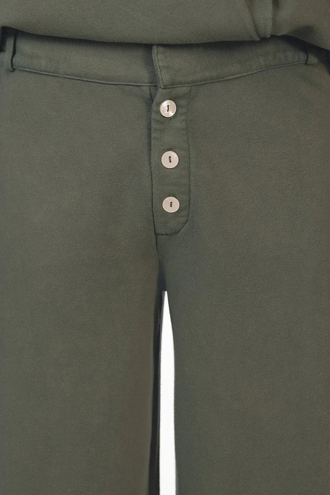 Love Joy Victory Sweathose Albany Thyme Olivgrün Straight-leg-Fit Bio-Baumwolle Detail