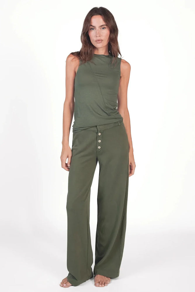 Love Joy Victory Sweathose Albany Thyme Olivgrün Straight-leg-Fit Bio-Baumwolle Model