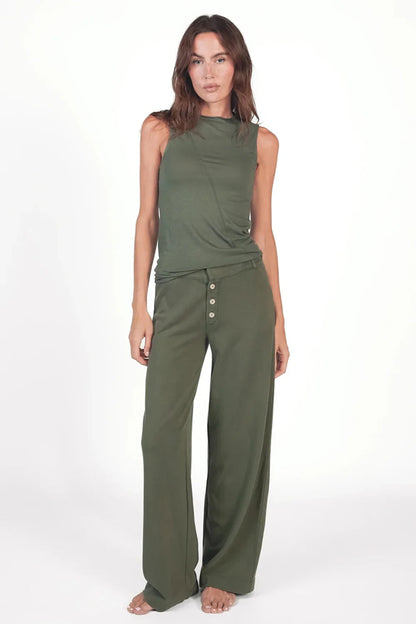 Love Joy Victory Sweathose Albany Thyme Olivgrün Straight-leg-Fit Bio-Baumwolle Model
