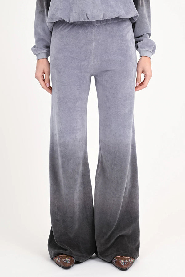 Love Joy Victory Dip-Dye Sweathose Bajna Farbverlauf Samt-Haptik Velvet-Stoff 100% Bio-Baumwolle Relaxed-Fit Ausgestelltes Bein Flared Detail