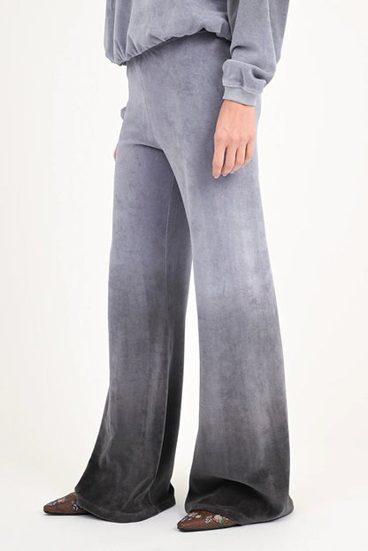 Love Joy Victory Dip-Dye Sweathose Bajna Farbverlauf Samt-Haptik Velvet-Stoff 100% Bio-Baumwolle Relaxed-Fit Ausgestelltes Bein Flared Detail 4