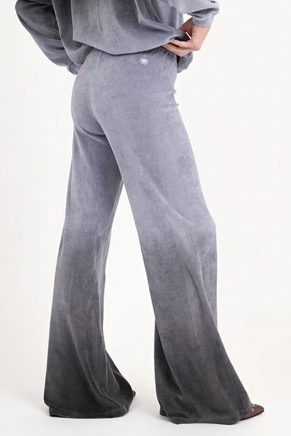 Love Joy Victory Dip-Dye Sweathose Bajna Farbverlauf Samt-Haptik Velvet-Stoff Bio-Baumwolle Relaxed-Fit Ausgestelltes Bein Flared Detail 5