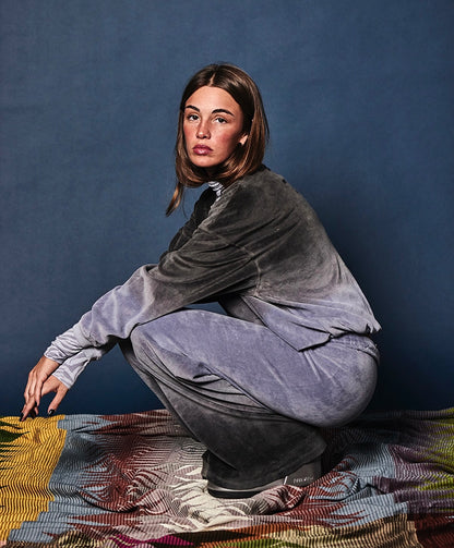 Love Joy Victory Dip-Dye Sweathose Bajna Farbverlauf Samt-Haptik Velvet-Stoff Bio-Baumwolle Relaxed-Fit Ausgestelltes Bein Flared Model 3