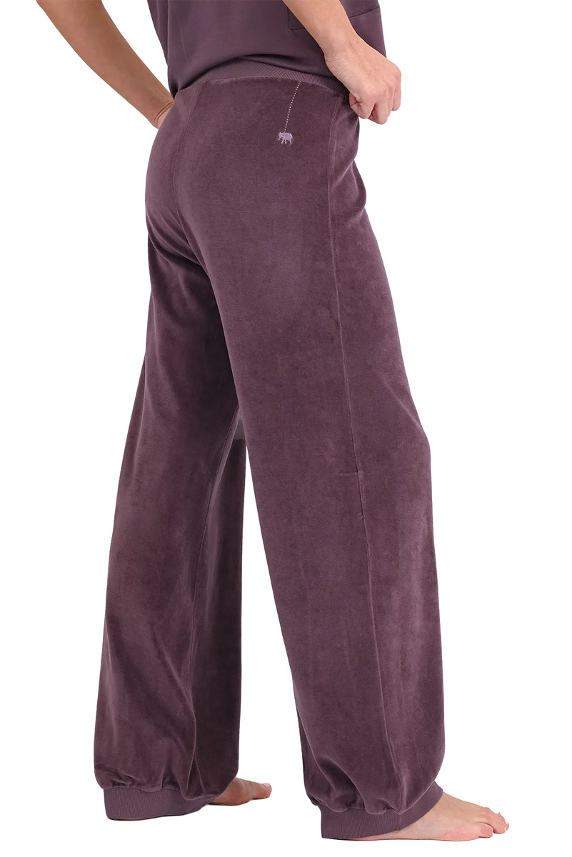 Love Joy Victory Sweatpants Perry Jogger Samt-Haptik Velvet-Stoff 100% Bio-Baumwolle Relaxed-Fit Eggplant Detail