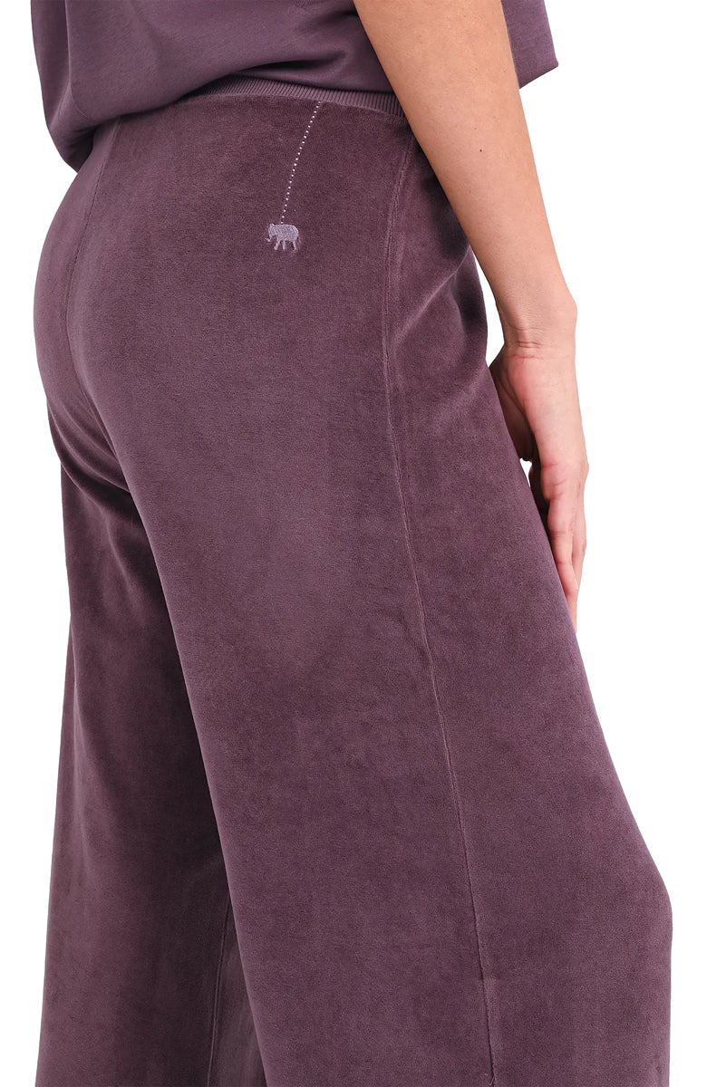 Love Joy Victory Sweatpants Perry Jogger Samt-Haptik Velvet-Stoff 100% Bio-Baumwolle Relaxed-Fit Eggplant Detail 4