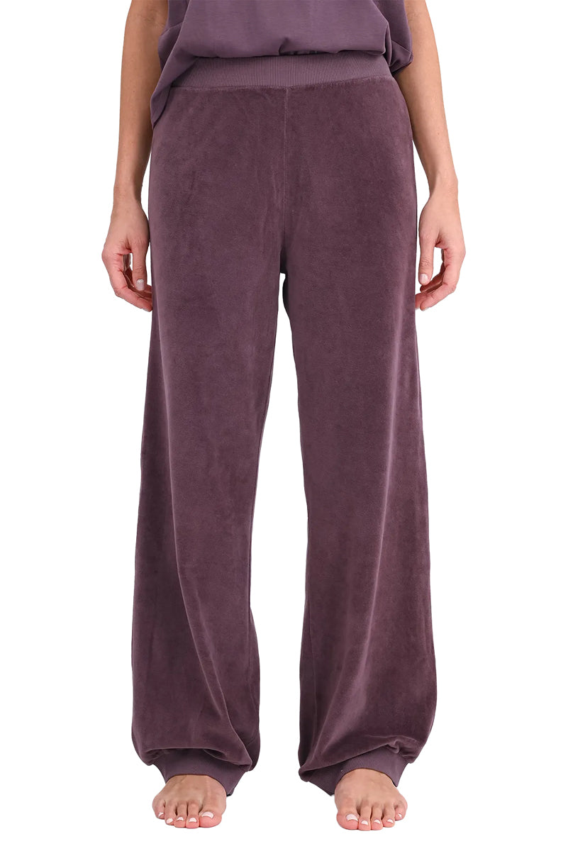 Love Joy Victory Sweatpants Perry Jogger Samt Velvet-Stoff 100% Bio-Baumwolle Relaxed-Fit Eggplant Aubergine