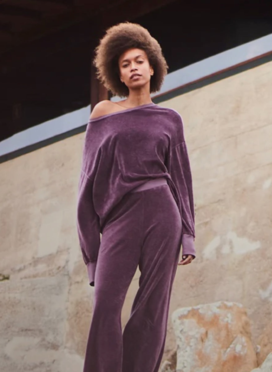 Love Joy Victory Sweatpants Perry Jogger Samt-Haptik Velvet-Stoff 100% Bio-Baumwolle Relaxed-Fit Eggplant Model