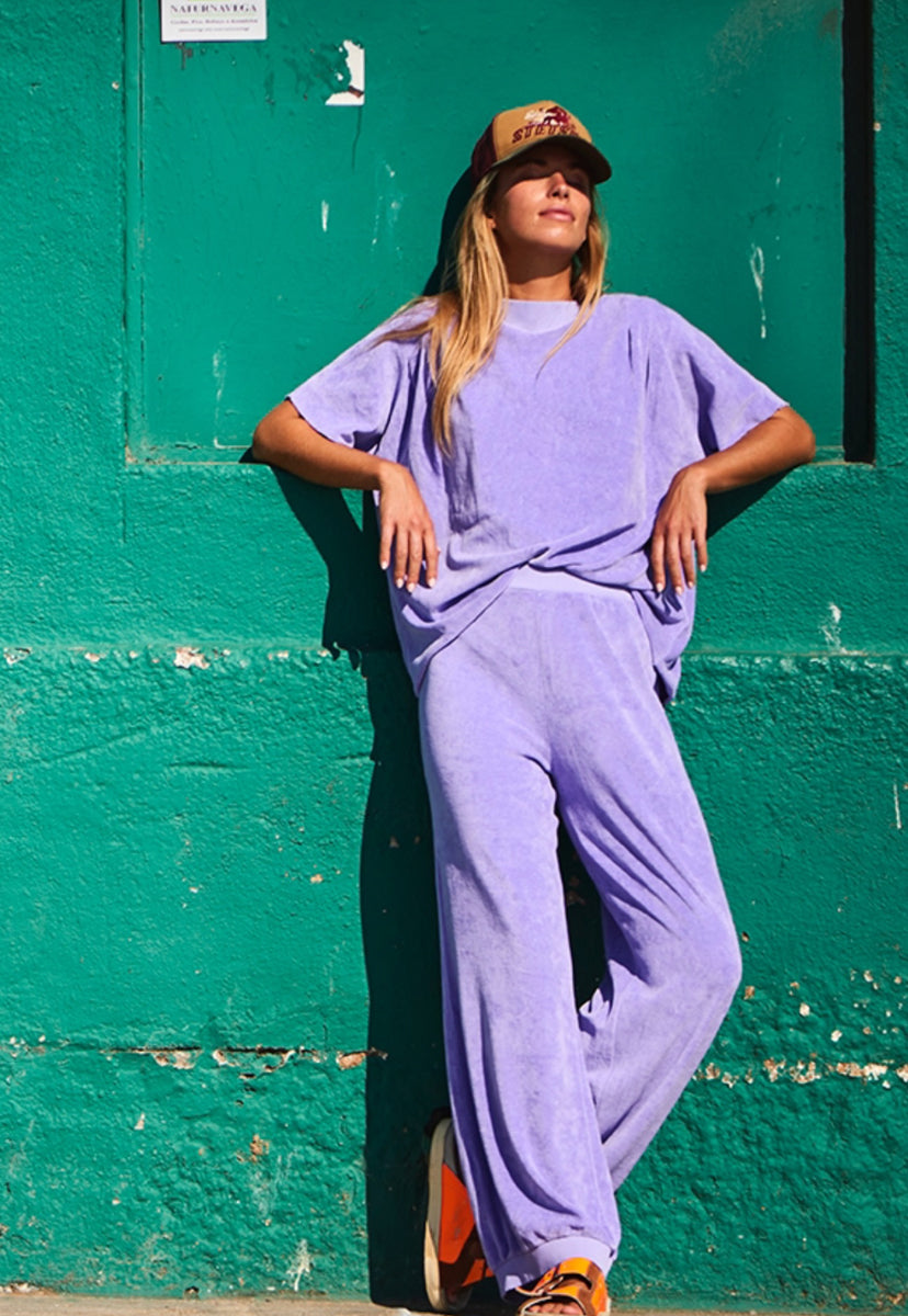 Love Joy Victory Sweatpants Perry Jogger Samt-Haptik Velvet-Stoff 100% Bio-Baumwolle Relaxed-Fit Eggplant Lila