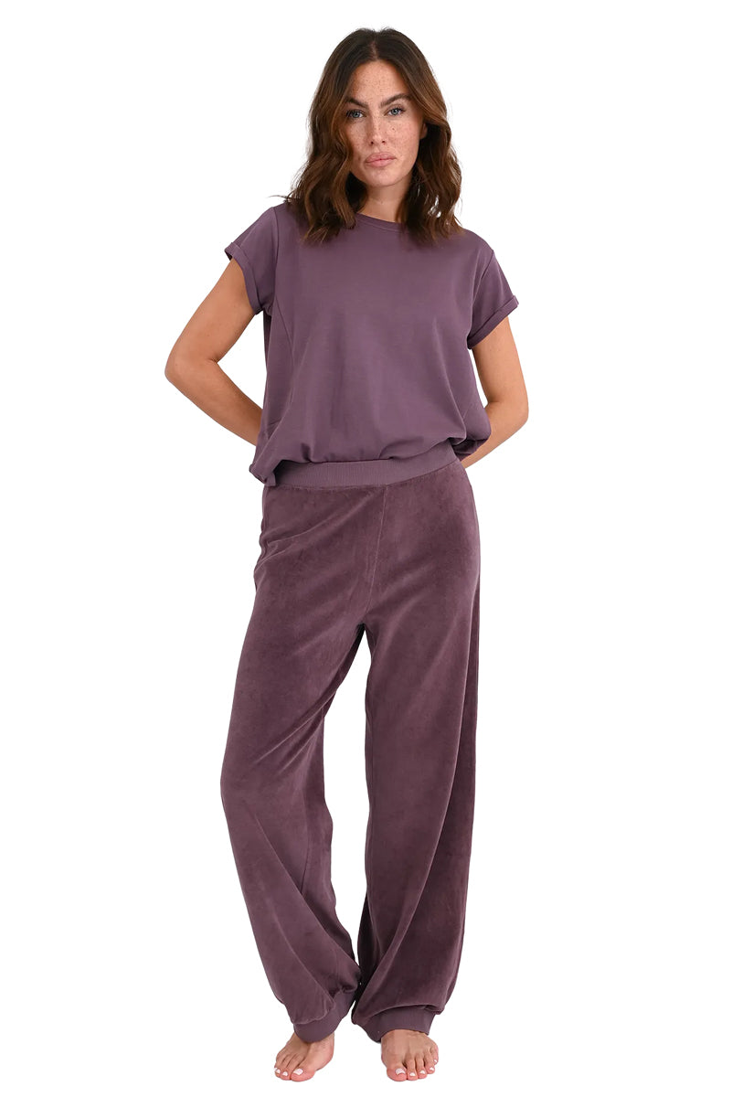 Love Joy Victory Sweatpants Perry Jogger Samt-Haptik Velvet-Stoff 100% Bio-Baumwolle Relaxed-Fit Eggplant Aubergine