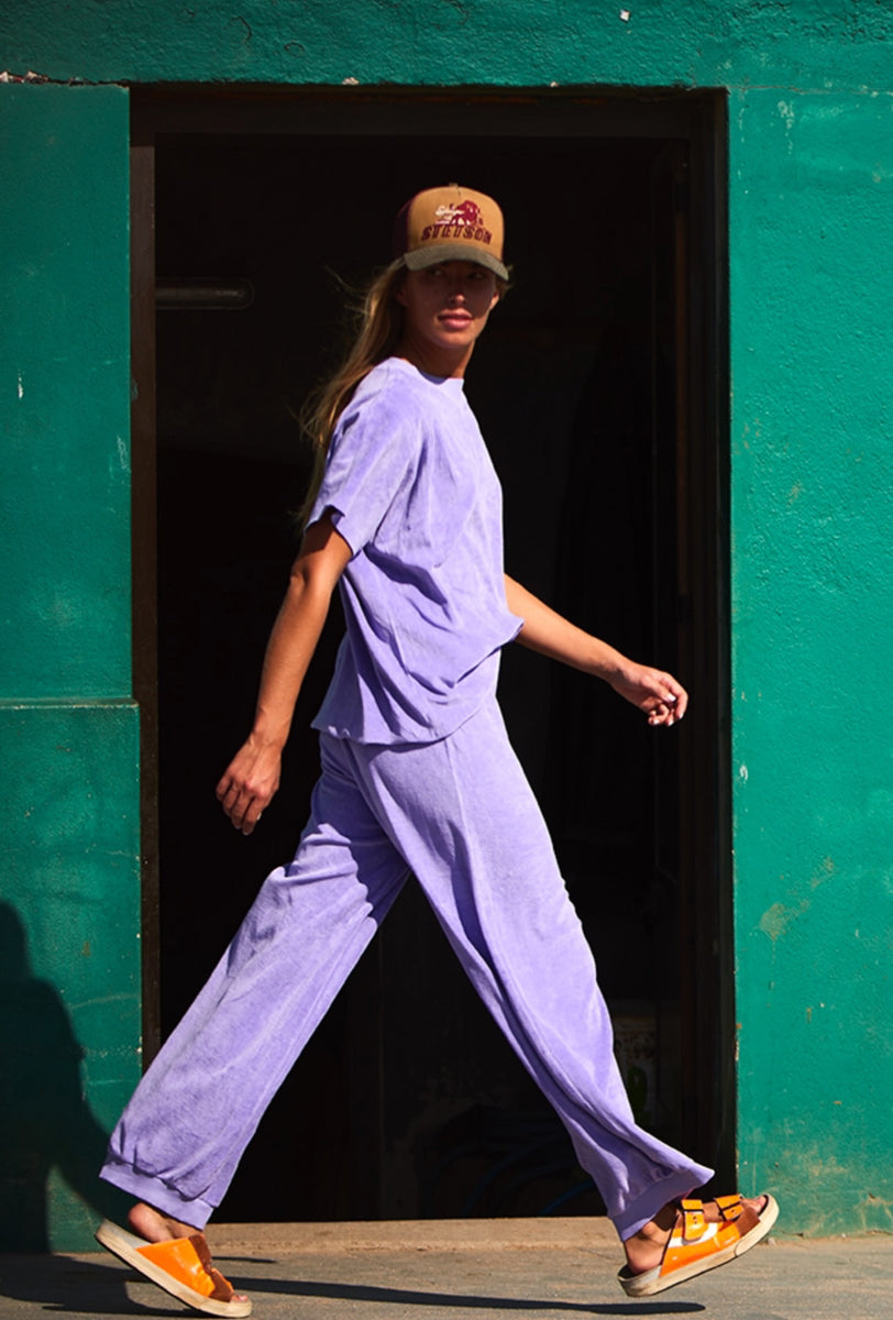 Love Joy Victory Sweatpants Perry Jogger Samt-Haptik Velvet-Stoff Bio-Baumwolle Relaxed-Fit Lavender