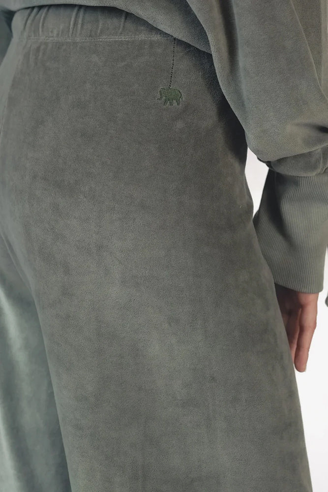 Love Joy Victory Sweatpants Bajna Olivgrün Laurel Wreath Flared-Passform Florale Applikation Velvet-Stoff Detail 2