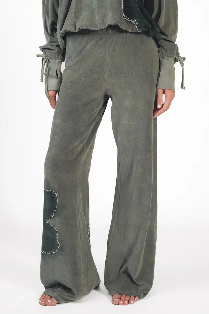 Love Joy Victory Sweatpants Bajna Olivgrün Laurel Wreath Flared-Passform Florale Applikation Velvet-Stoff Detail