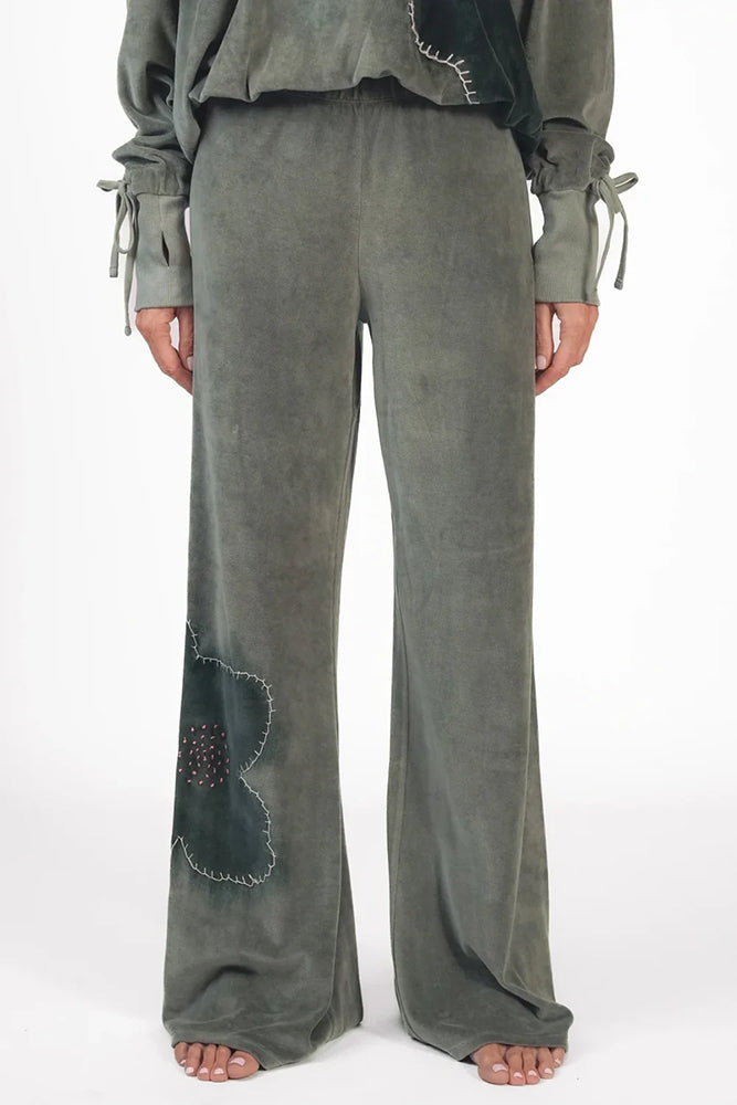 Love Joy Victory Sweatpants Bajna Olivgrün Laurel Wreath Flared-Passform Florale Applikation Velvet-Stoff Vorderseite
