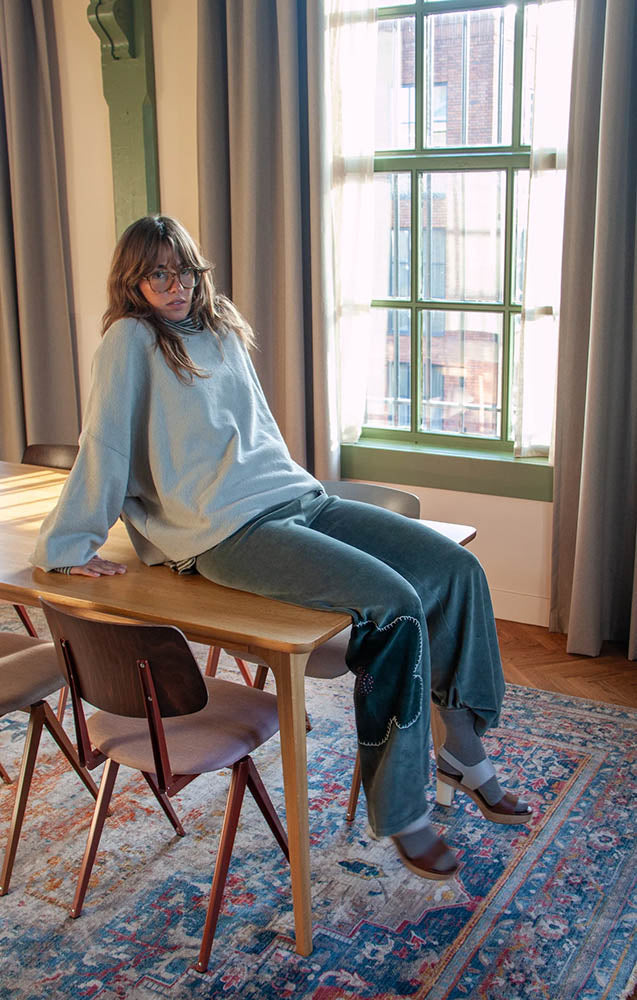 Love Joy Victory Sweatpants Bajna Olivgrün Laurel Wreath Flared-Passform Florale Applikation Velvet-Stoff Model 2