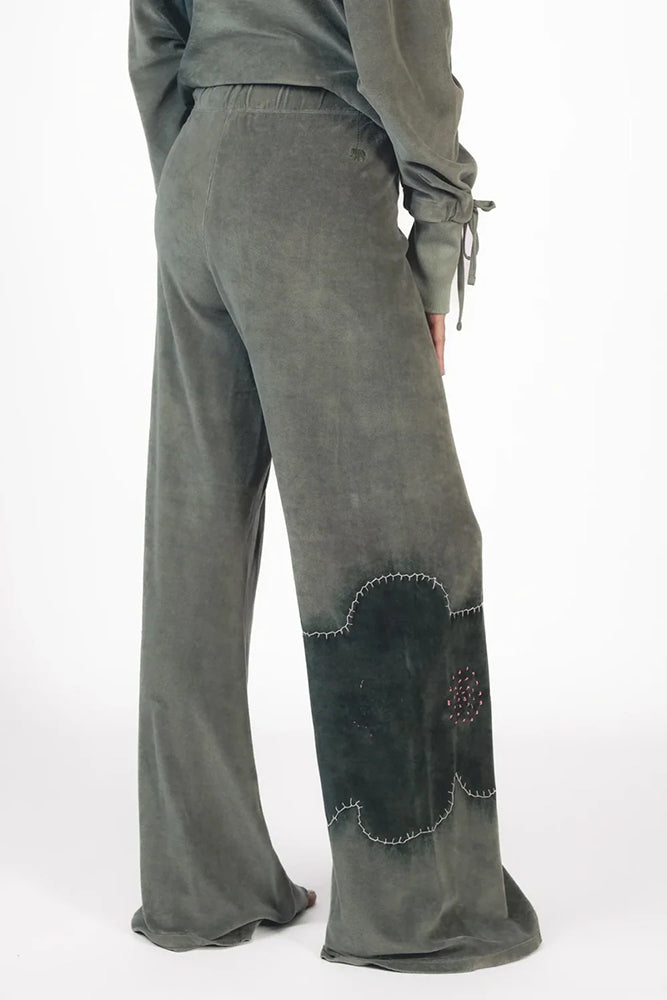 Love Joy Victory Sweatpants Bajna Olivgrün Laurel Wreath Flared-Passform Florale Applikation Velvet-Stoff Seitlich