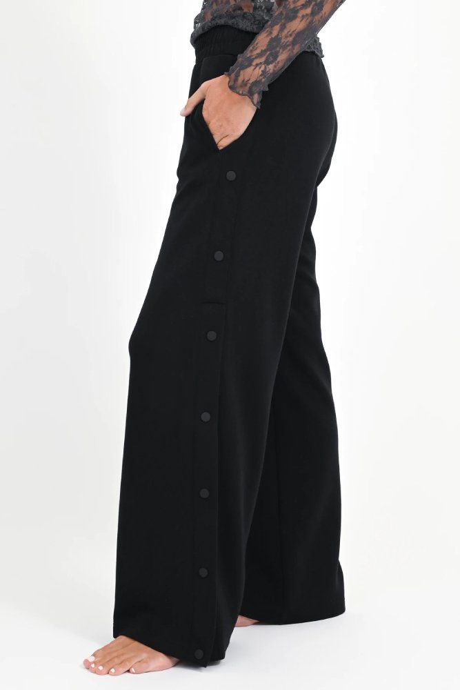 Love Joy Victory Sweatpants Hylo Schwarz Knopfleiste Seitlich Detail 2