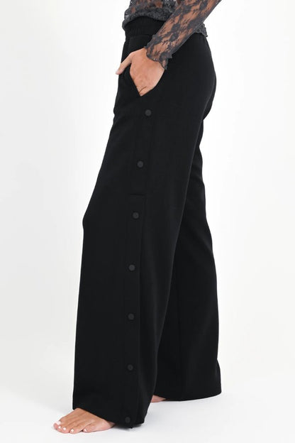 Love Joy Victory Sweatpants Hylo Schwarz Knopfleiste Seitlich Detail 2