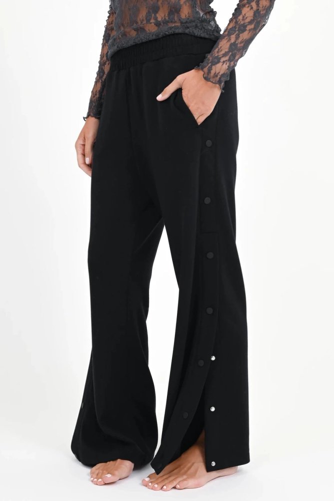 Love Joy Victory Sweatpants Hylo Schwarz Knopfleiste Seitlich Detail 3