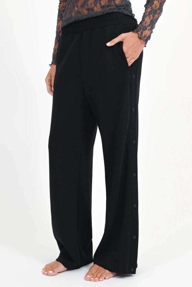 Love Joy Victory Sweatpants Hylo Schwarz Knopfleiste Seitlich Detail 4
