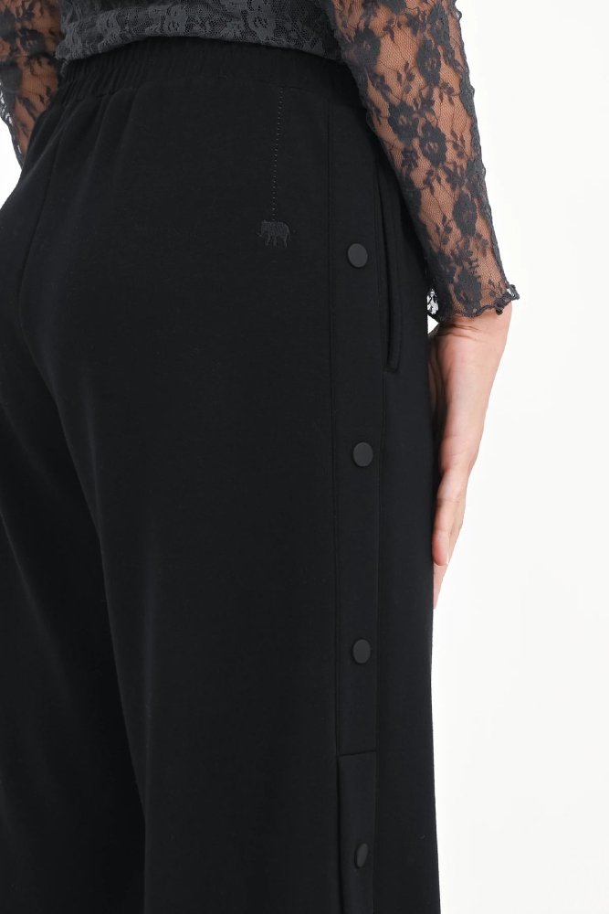 Love Joy Victory Sweatpants Hylo Schwarz Knopfleiste Seitlich Detail 5