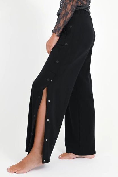 Love Joy Victory Sweatpants Hylo Schwarz Knopfleiste Seitlich Detail