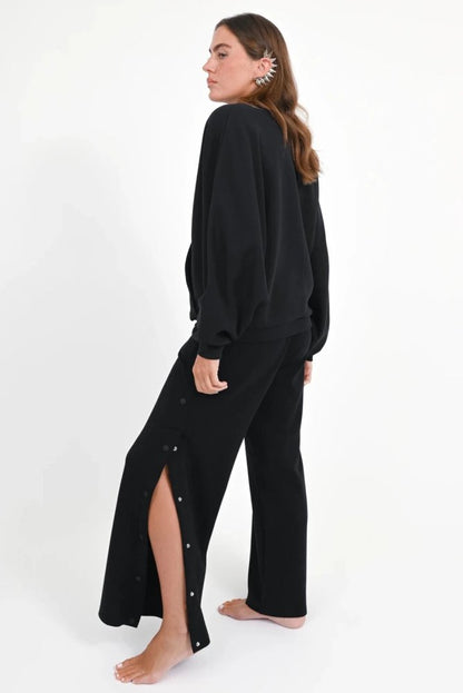 Love Joy Victory Sweatpants Hylo Schwarz Knopfleiste Seitlich Model 2