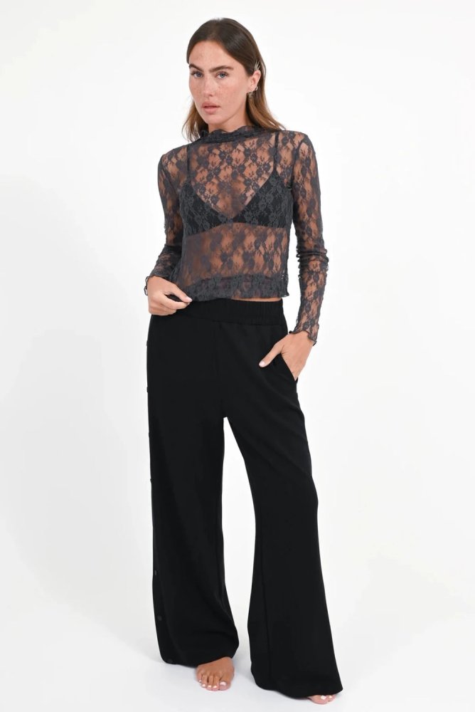 Love Joy Victory Sweatpants Hylo Schwarz Knopfleiste Seitlich Model