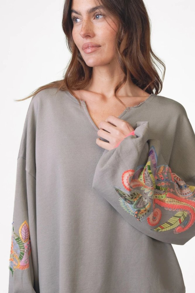 Love Joy Victory Sweatshirt Alamosa Stickerei Grau Detail 1
