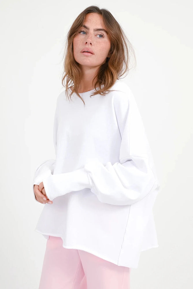 Love Joy Victory Sweatshirt Hilda Oversize Print Weiß Model 4
