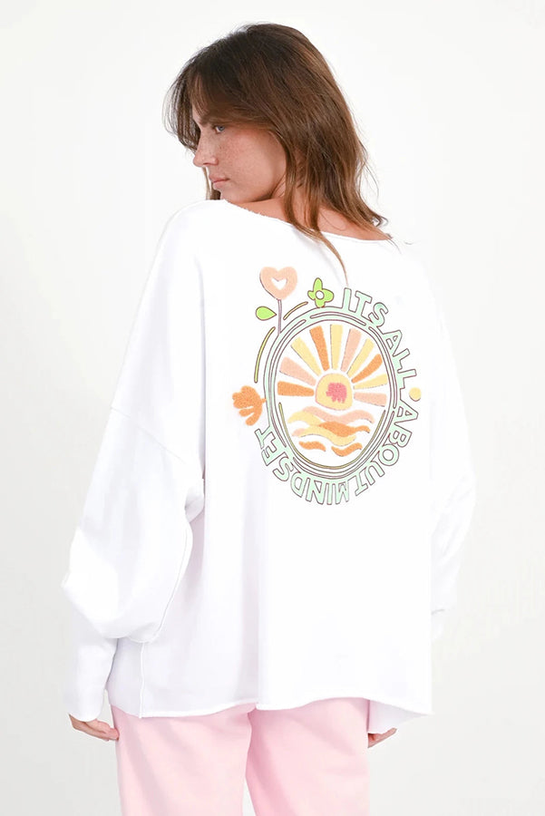 Love Joy Victory Sweatshirt Hilda Oversize Print Weiß Model 5