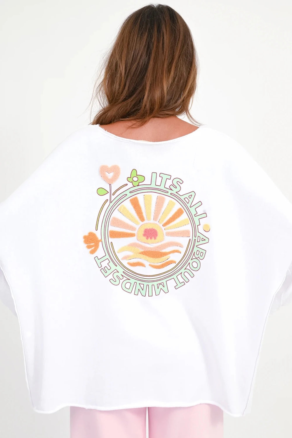 Love Joy Victory Sweatshirt Hilda Oversize Print Weiß Model Rückseite