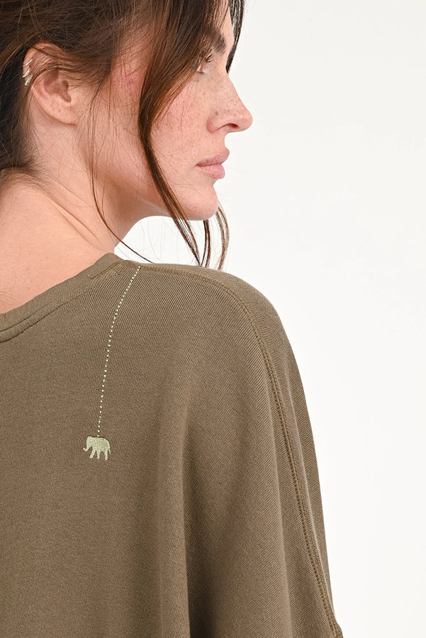 Love Joy Victory Sweatshirt Hopewell Oliv Terry Patches 100% Bio-Baumwolle Relaxed-Fit Detail