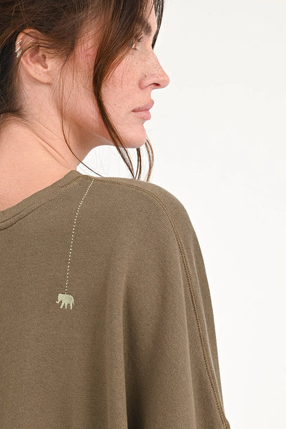 Love Joy Victory Sweatshirt Hopewell Oliv Terry Patches 100% Bio-Baumwolle Relaxed-Fit Detail