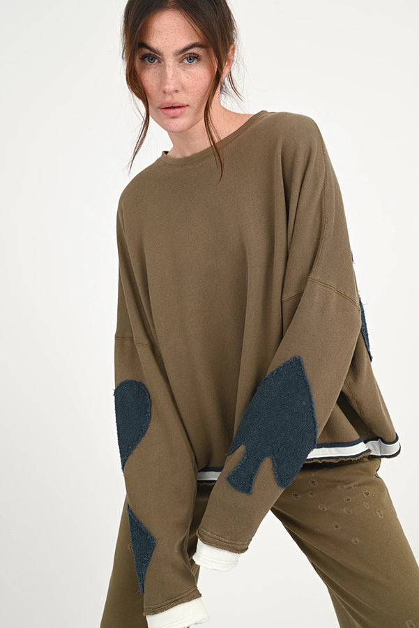 Love Joy Victory Sweatshirt Hopewell Oliv Terry Patches 100% Bio-Baumwolle Relaxed-Fit Model 2