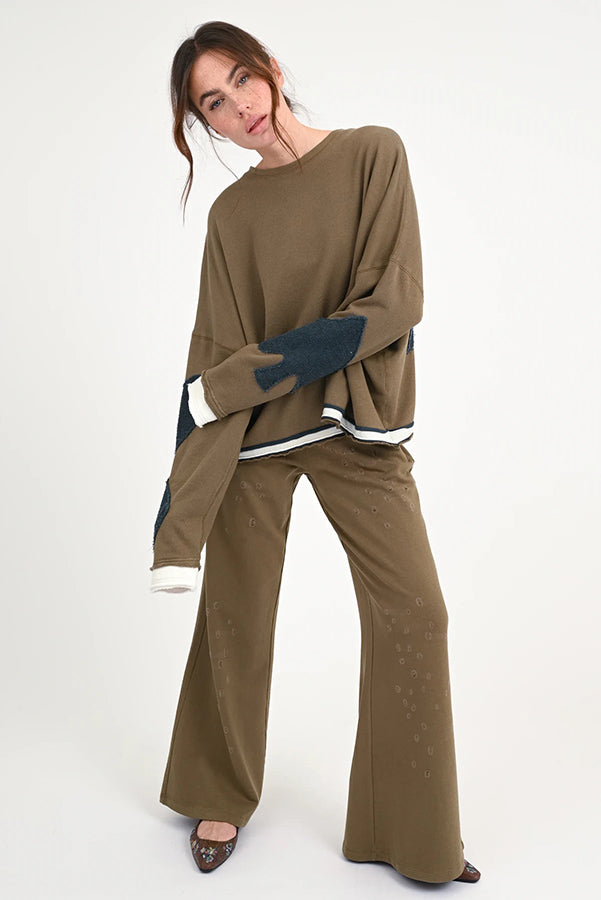 Love Joy Victory Sweatshirt Hopewell Oliv Terry Patches 100% Bio-Baumwolle Relaxed-Fit Model 3