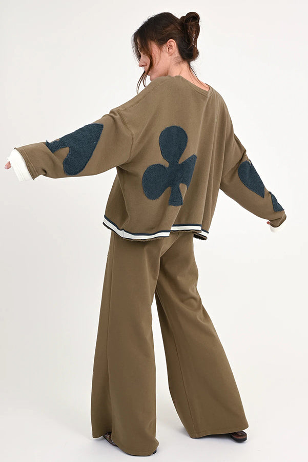 Love Joy Victory Sweatshirt Hopewell Oliv Terry Patches 100% Bio-Baumwolle Relaxed-Fit Model 4