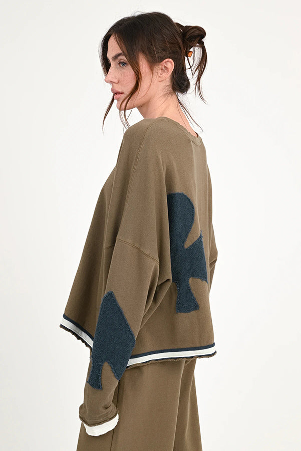Love Joy Victory Sweatshirt Hopewell Oliv Terry Patches 100% Bio-Baumwolle Relaxed-Fit Model 5