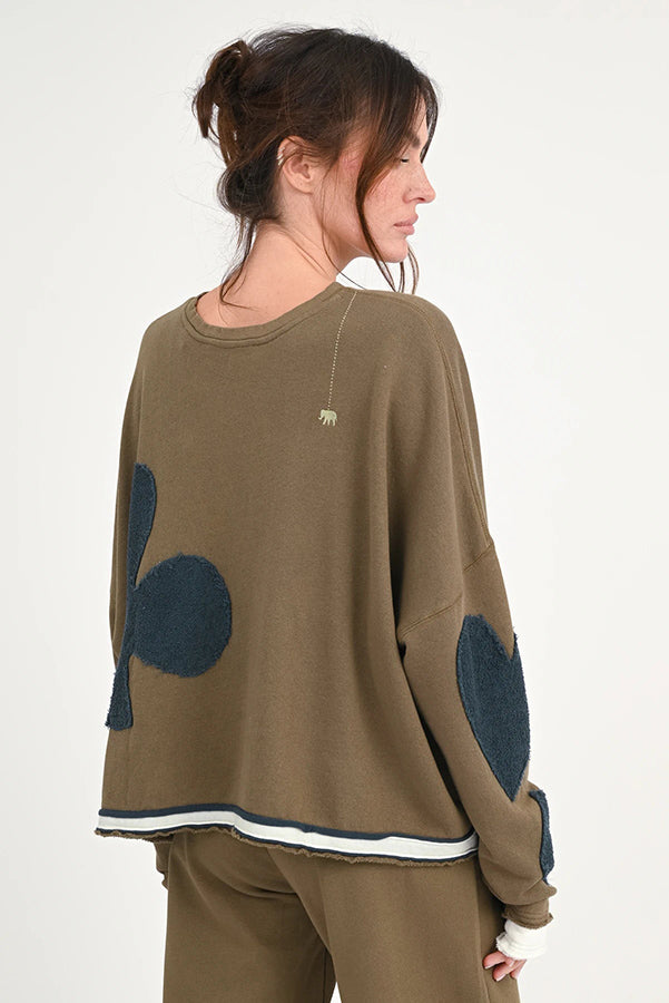 Love Joy Victory Sweatshirt Hopewell Oliv Terry Patches 100% Bio-Baumwolle Relaxed-Fit Model 6