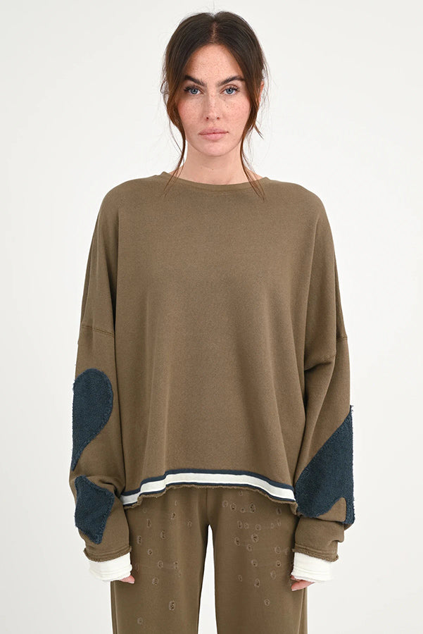 Love Joy Victory Sweatshirt Hopewell Oliv Terry Patches 100% Bio-Baumwolle Relaxed-Fit Model