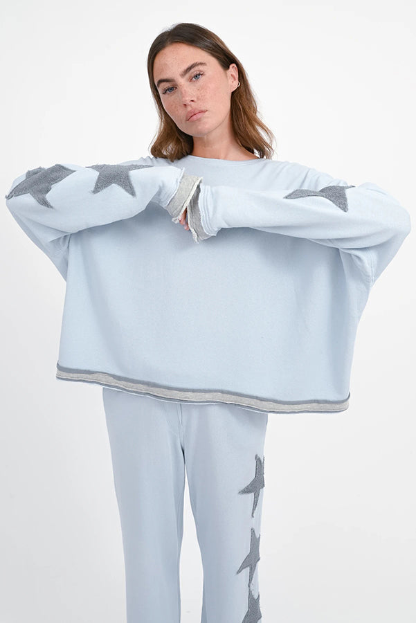 Love Joy Victory Sweatshirt Hopewell Stern-Patches Blue Ice Grau Bio-Baumwolle Model