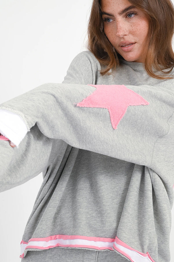 Love Joy Victory Sweatshirt Hopewell Stern-Patches Grau Pink Bio-Baumwolle
Model 1