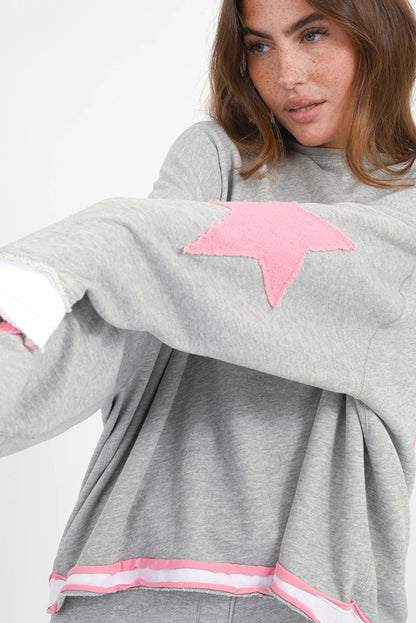 Love Joy Victory Sweatshirt Hopewell Stern-Patches Grau Pink Bio-Baumwolle
Model 1