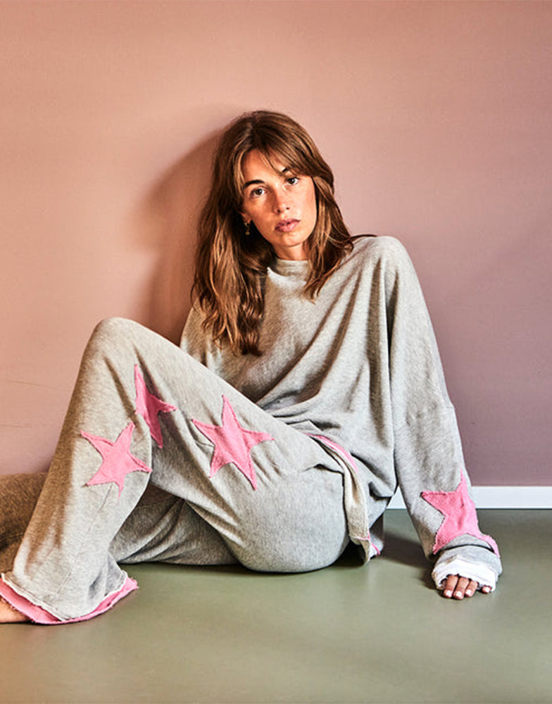Love Joy Victory Sweatshirt Hopewell Stern-Patches Grau Pink Bio-Baumwolle
Model 10
