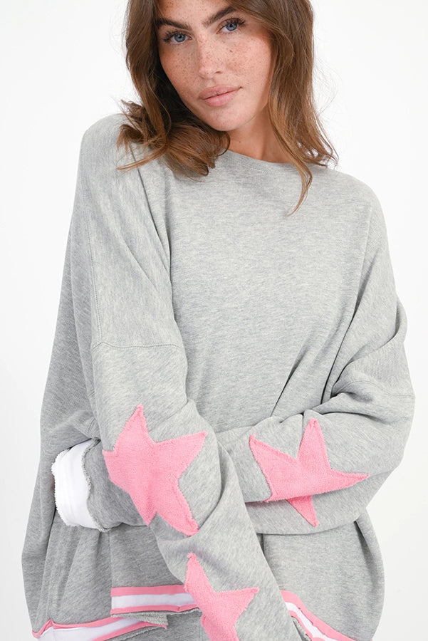 Love Joy Victory Sweatshirt Hopewell Stern-Patches Grau Pink Bio-Baumwolle
Model 3